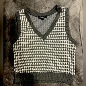 Chic checkered gray/white knit vest. Size small. Ribbed hem. v-neck